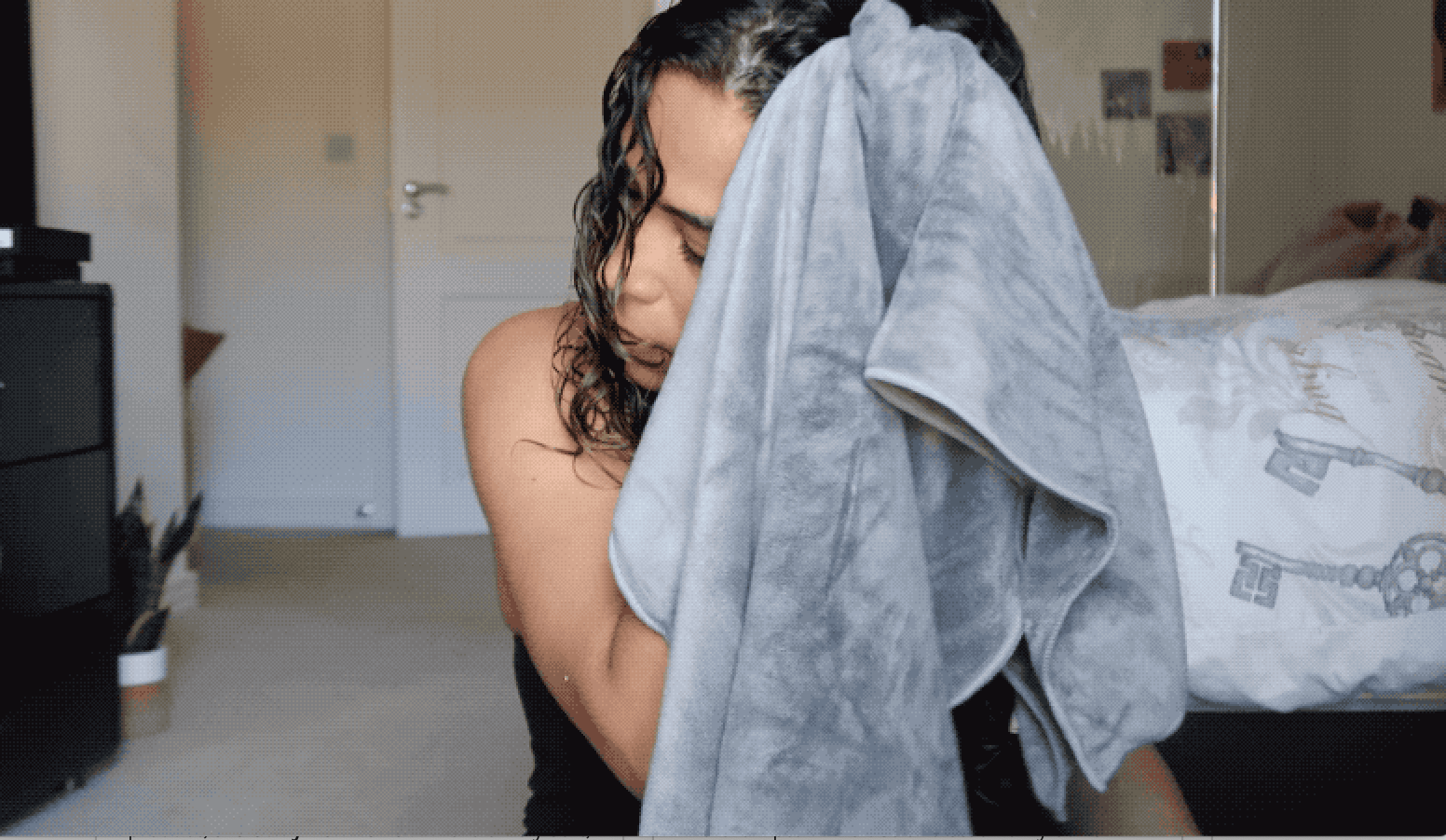 How to dry curly hair with a microfibre towel